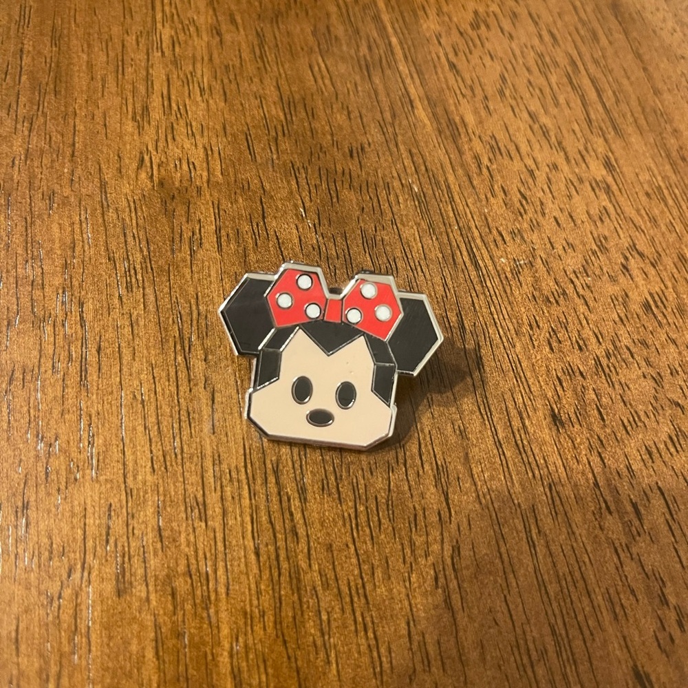 16 DISNEY PIN BUNDLE